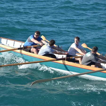Отель Schooners 2*
